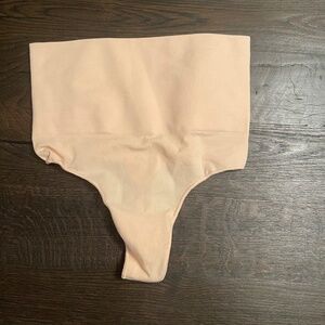 NWOT Skims Seamless Sculpt Mid Waist Thong L/XL SAND